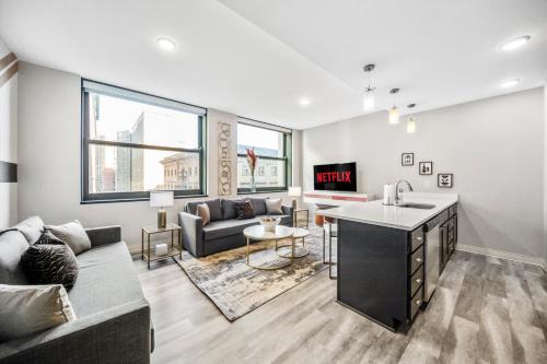 506- 2BR unit with Olympic Pool & Steam Access in Downtown Playhouse Square