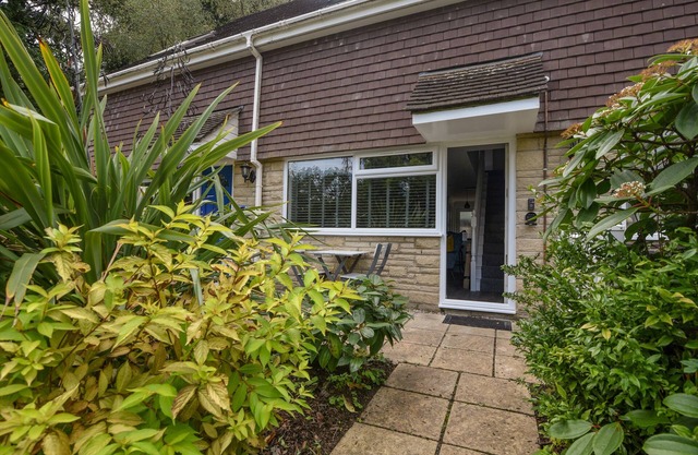 51 FERNHILL HEIGHTS, pet friendly, with pool in Charmouth