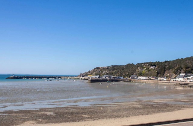 514 - A Erquy, en bordure de la plage du centre