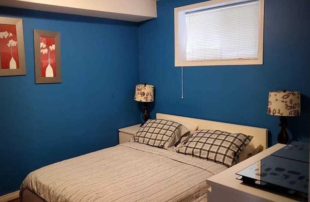 52B Relaxing Home Backing Onto Lake with Central A/C, Massage In-home.