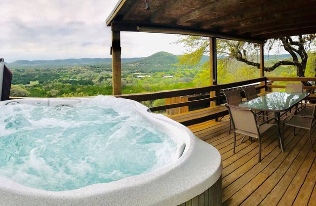 2 cabines sur 55acres, vues panoramiques / HOT TUB / grill! Profitez des établissements vinicoles et des excursions d'une journée à TX!