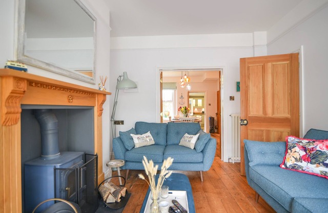 55 QUEEN STREET, family friendly, with open fire in Seaton, Devon
