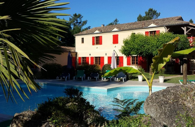 Vaste manoir 560 m² sur 4 ha : 10 chambres-10 SdB-20 pers-grande piscine tennis