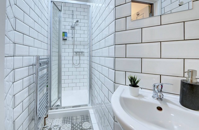 Hollis Road Coventry - Luxury 5 Bedroom HOUSE