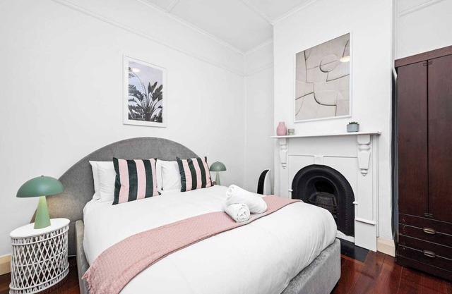 Classic Australian Charm 4BR Family, Shops, Cafes, Parking, BBQ, 10mins to City