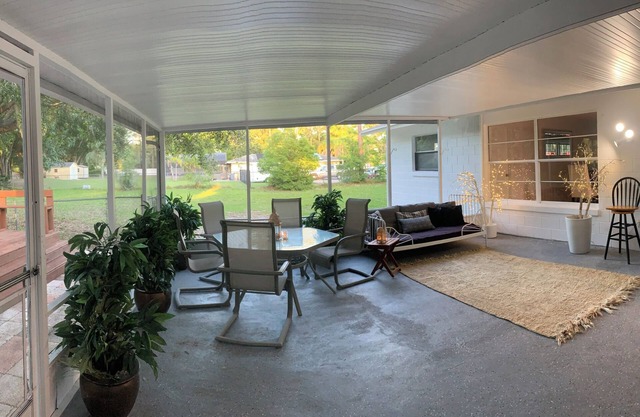 5bd Country Charm w/1Acre, Deck, Private space near Parks