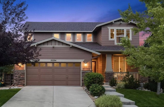 5Bed 3.5Bath Home with Hot-tub, Theater, Bar -15min From DIA