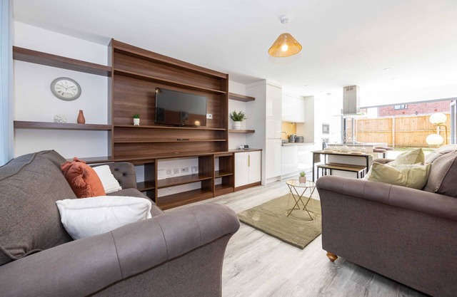 5Bedroom Townhouse 15mins to City w Free Parking