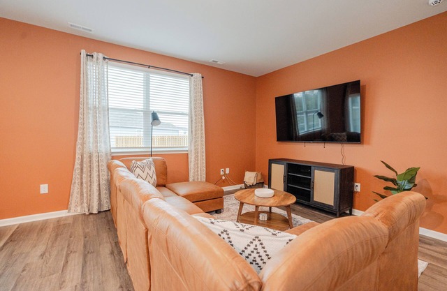 5BR/3B, Sleeps 13, Pets+, Garage - Orange