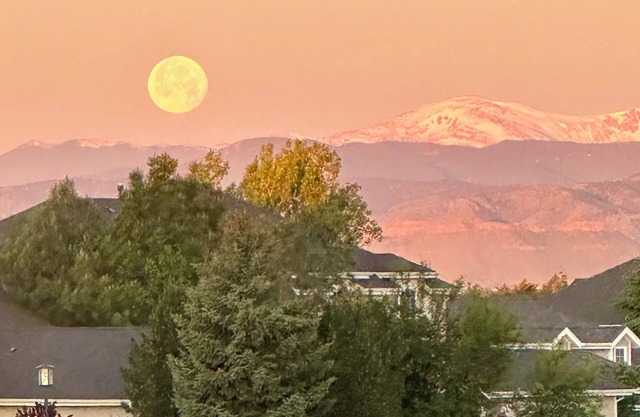5BR/4.5BA Golf Course Home..Awesome Mountain Views...20 min to Denver or Boulder
