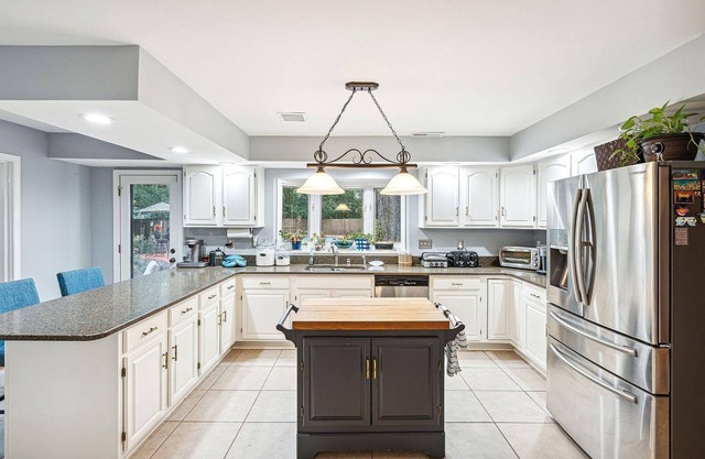 5BR/4BA Spacious Home W/ Pool. 27 mile drive to the beach