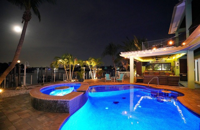 5BR/6BA Waterfront Pool/Spa (2) 6-pass golf carts