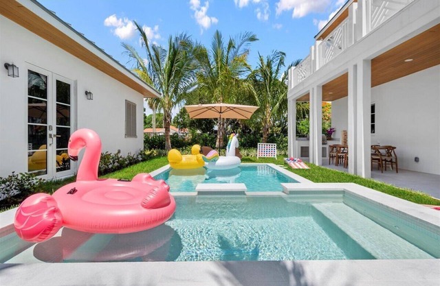 5BR/7BA Lux Pool with Guest House-5 min from Beach
