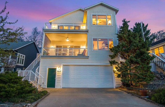 5BR Channel View Retreat! Near the Beach in Bluffton of Muskegon