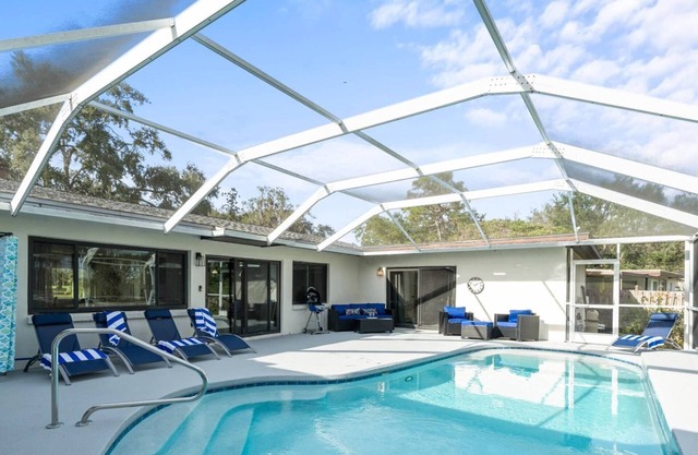 5BR Contemporary Modern Pool Home | Sleeps 12 | Temple Terrace Neighborhood | Busch Gardens & USF