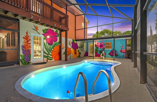 5BR family home w/ Heated Pool ! Enjoy St Pete & the BEACH