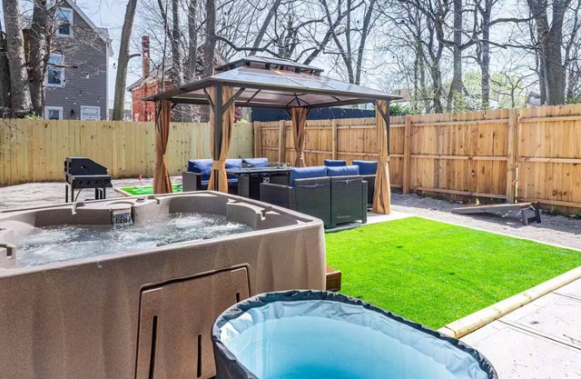 5BR Family Retreat Oasis w Hot Tub, 5 min to DT!