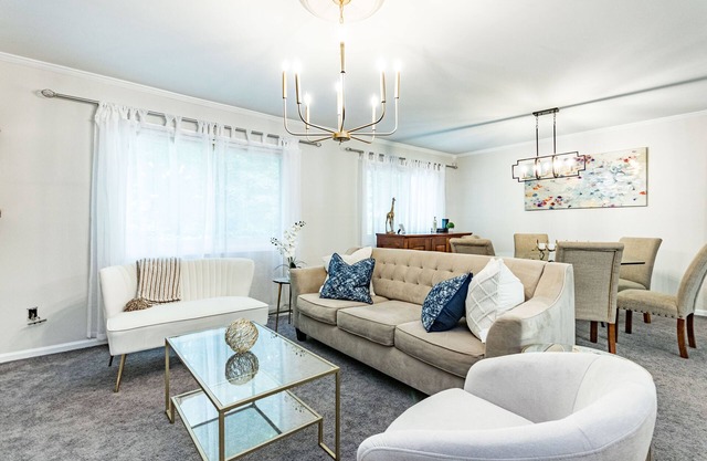 5br golden beauty close to North Hills!!