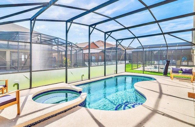 5BR Home - Hot Tub and Pool - Near Disney!