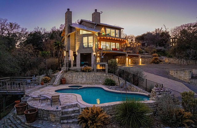 5br Home w/ Pool and a View!