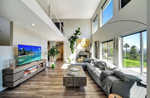 5BR Home with Tranquil Hilltop View + Hot tub, Centrally Located to LA