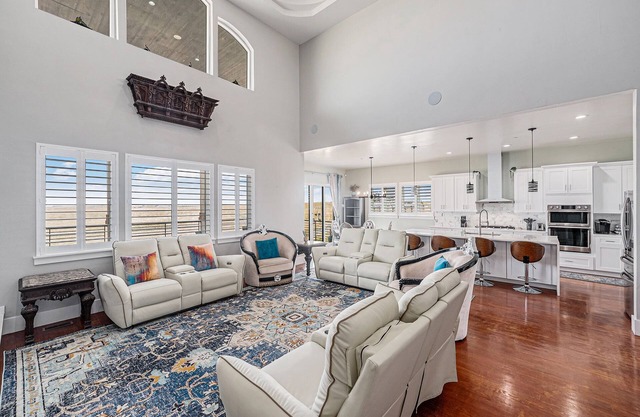 The King’s Retreat | Grand Villa + Sweeping Views