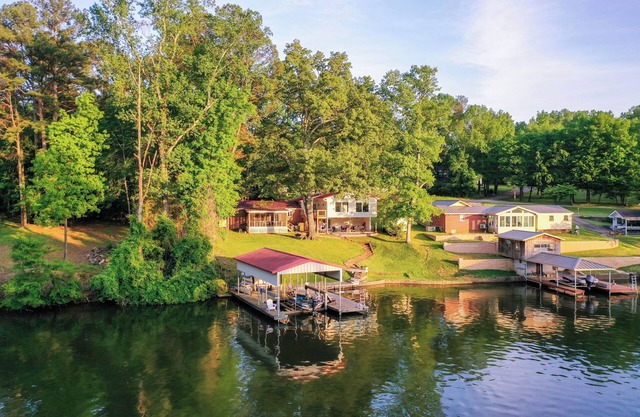 5BR - Lakefront Home - King Beds, Private Dock, Kayaks, Canoe, & fast internet