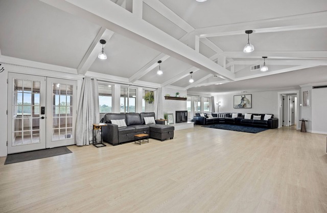 5BR Private Retreat On Acreage + Near Liberty