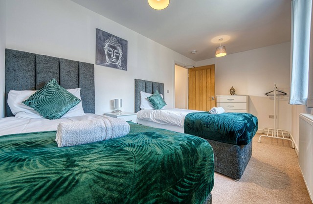 5BR Team Accommodation nr NEC/Airport with Parking