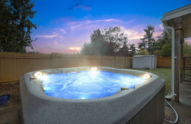 5min from Airport! Sleeps 16+! Great location. Close to everything⭐