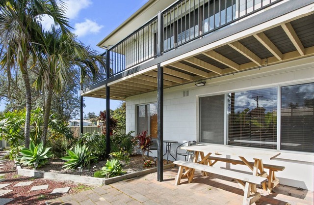5mins to the beachfront - Tropical Home with Modern Feel