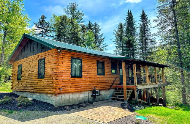 5R Cozy log chalet in fantastic location. Ski, snowshoe, fish, explore! AC, and dog friendly!