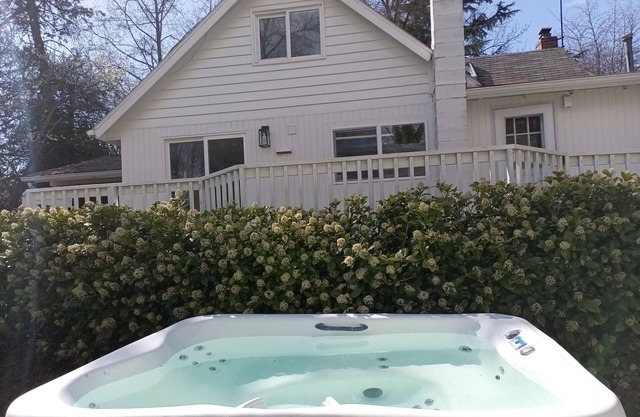 Luxury 5 bed 4 bath farm house w/hot tub close to everything