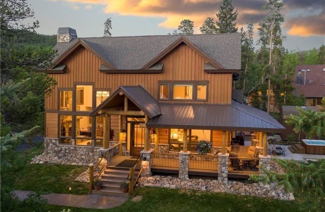 NOUVEAU! En ville, maison de luxe avec vue imprenable et bain à remous