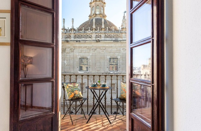 5th floor apartment with parking opposite the Cathedral