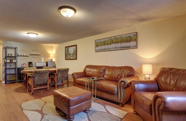 5th St Hospitality King bd, close to hospital, downtown and driveway parking.