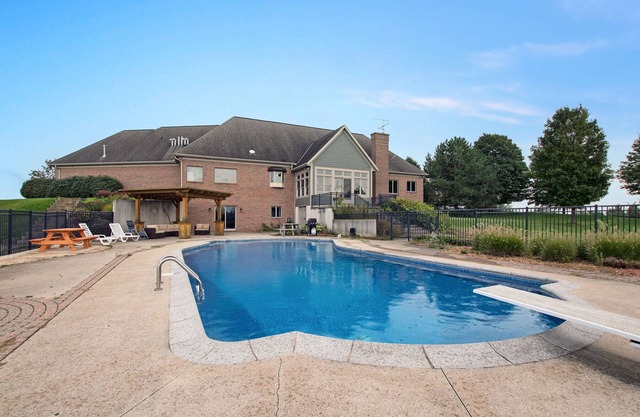* NOUVELLE LISTE * 6000 pi2 -10 acres, terrain de basket, salle de jeux, piscine, intimité!