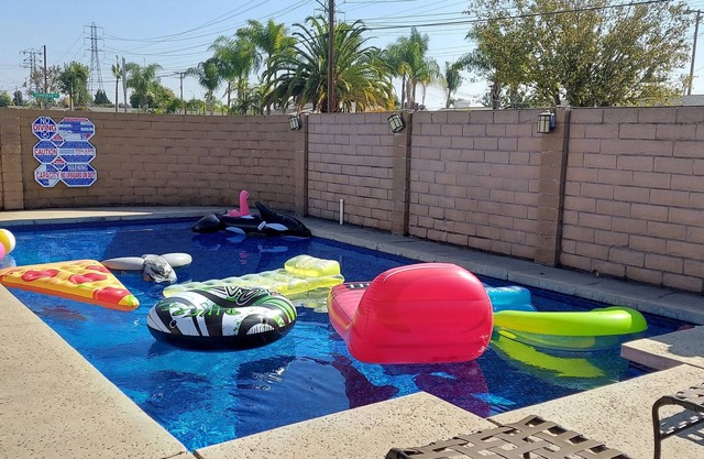 21 juillet au 27 octobre! SLEEPS 20! Parking GRATUIT Disneyland! 14 lits! Été disponible