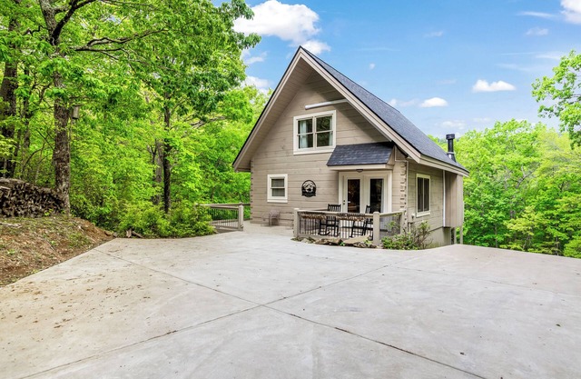 6 Acre Private Retreat Hot Tub, Firepit, Dog Friendly & Games 6 miles to Wine!