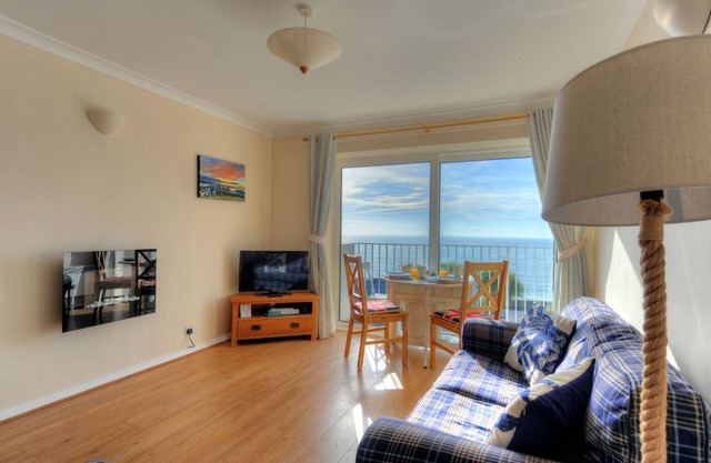6 BAY VIEW COURT, family friendly in Lyme Regis