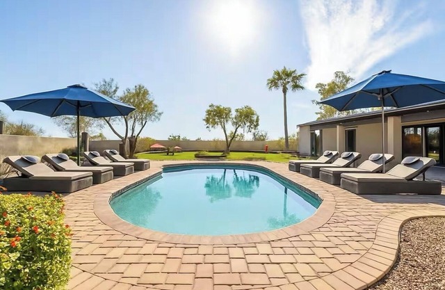 6 bd Desert Oasis w/Pool, Slide, Pickleball+More!