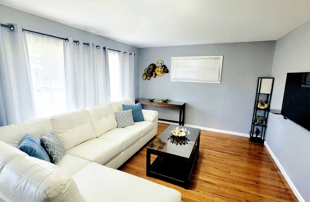 NOUVEAU REMODEL! 6 chambres avec 2 cuisines! Restaurants, boutiques et centre de loisirs