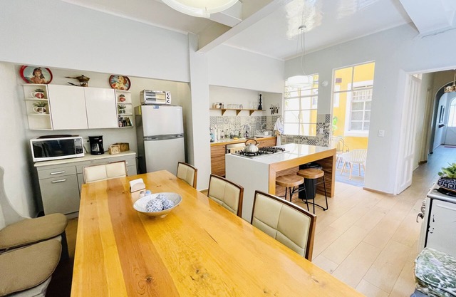 6 bedroom and 4 bathroom house in the city center!