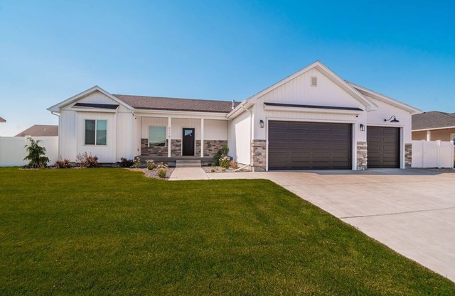 6 bed 3 bath home ~ sleeps 20! w/ game room, fireplace, hot tub & playground.