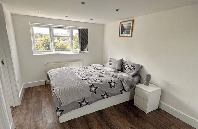 6-Bed 3-Bath Home - Sleeps 14 & Free Parking