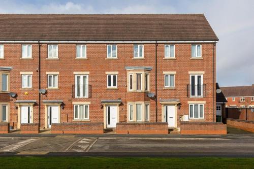 6 bed house with free secure parking & 3 bathrooms