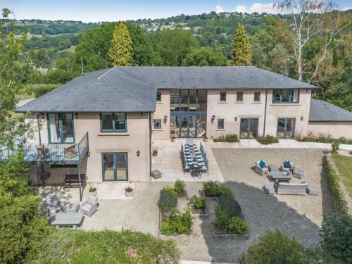 6 Bed in Woodchester oc-w32604
