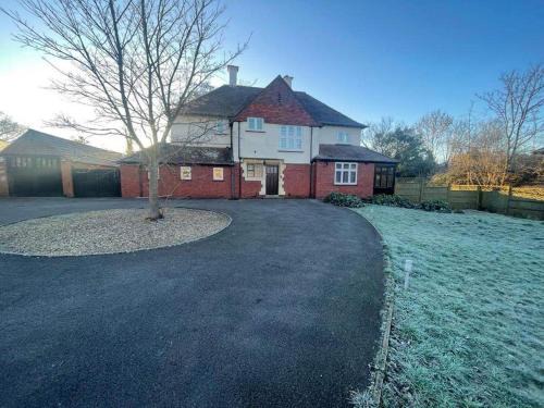 6 Bed-Sleeps 10-Gym-HotTub-Garden-Parking