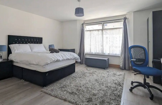 6 Bed - Sleeps 10 Lake, Green Spaces & 10 Minutes from Central