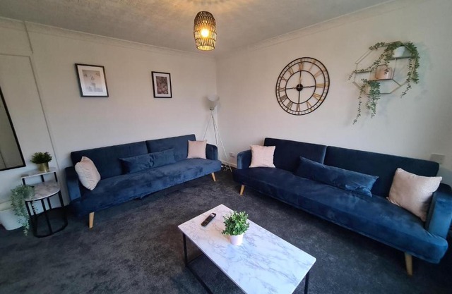 6 bed, sleeps 8, 1 Mile from New Cross Hospital, 10 mins from M6 Jct 10 & M54 Jct 1